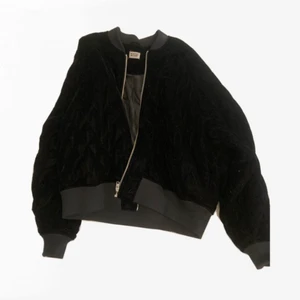 svart bomberjacka - Svart bomberjacka från Weekday, storlek S/M. Köpt second hand men aldrig använd, bra skick. Köparen står för frakt 🌟(KÖP INTE VIA ”KÖP NU” FUNKTIONEN TACK!!<33)