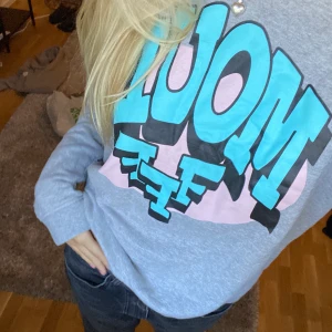 Sweatshirt - Så cool sweatshirt med färgglatt tryck i strlk L men passar mig som brukar ha S💃🏼