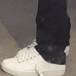 Vita sneakers  - Säljer mina vita sneakers från din sko💕 Dom är andvända en gång så ser nästan helt nya ut!