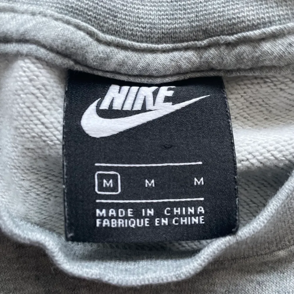 En snygg Nike croppad hoodie som är grå, vit och svart, tyvärr är den för liten för mig så jag säljer den💕. Tröjor & Koftor.