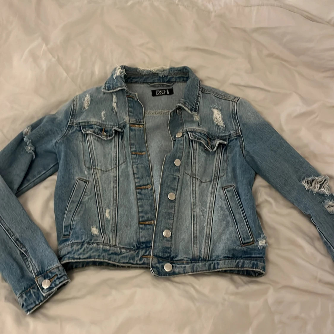 Jeansjacka med slitningar stl S - 91