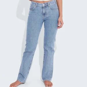 Jeans - Mid waist jeans från bikbok, helt oanvända. Köptes för 400kr och säljs för 250kr. Skriv privat för fler bilder