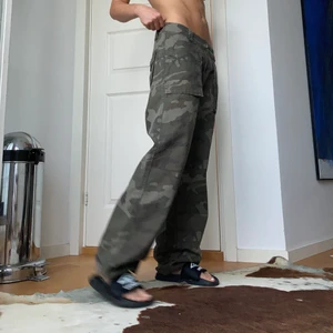 Cargo Byxor LOWRISE Camo - LOWRISE Camouflage byxor / cargobyxor. Sitter jättebra på och har söm vid byxänden som går att dra åt/justera.🪖✨ 