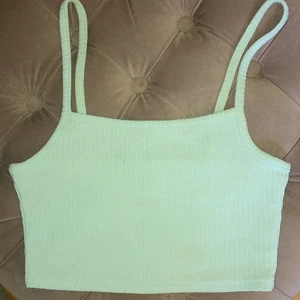 Babyblå topp - En babyblå topp från hm, säljer då jag vuxit ur den💕 väldigt fin och perfekt när det är varmt