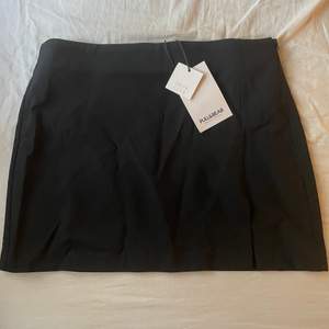 En svart mini kjol från pull & bear! Storlek S, oanvänd, säljer pga råkade beställa en för mycket. 