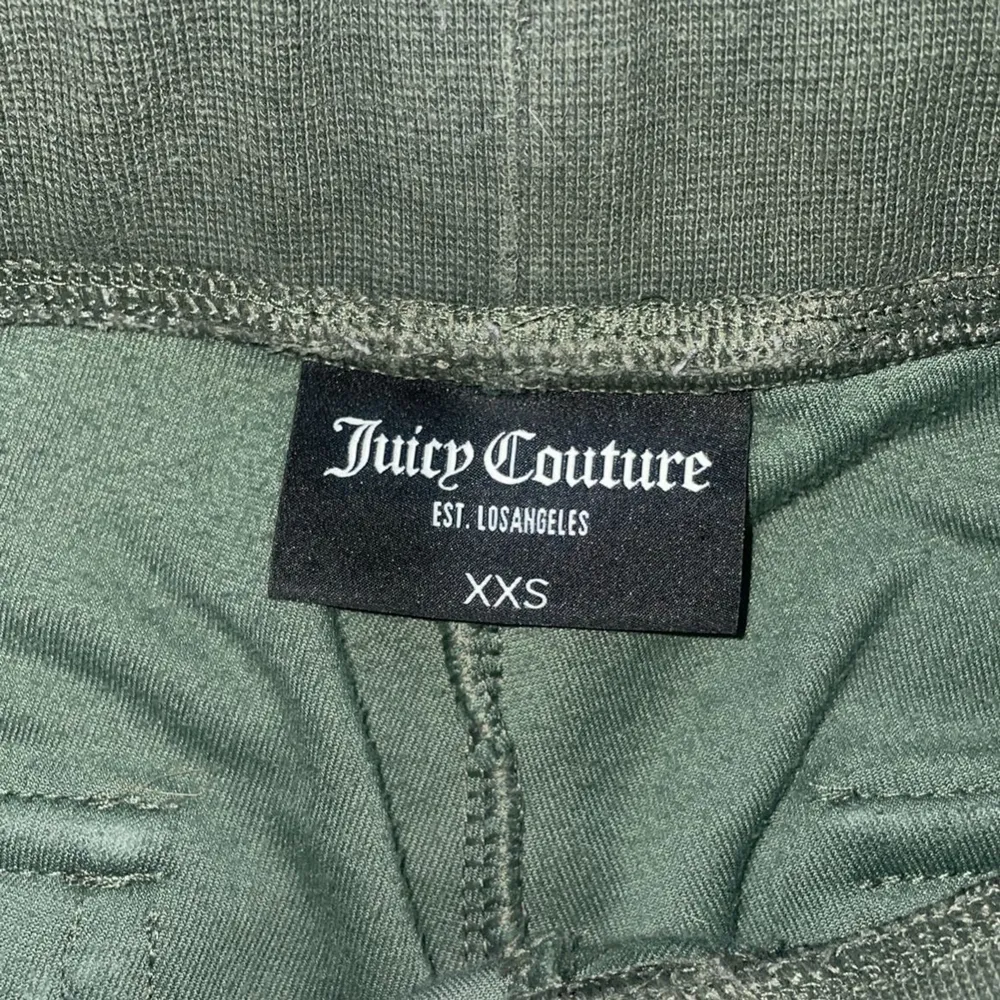 Hej! Nu säljer jag mina super fina juicy couture byxor i nytt skick! Säljer för dem inte kommer till så mycket användning ☺️ köparen står för frakt 💗. Övrigt.