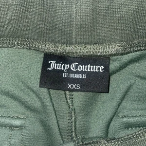 Jättefina juicy couture byxor!! - Hej! Nu säljer jag mina super fina juicy couture byxor i nytt skick! Säljer för dem inte kommer till så mycket användning ☺️ köparen står för frakt 💗