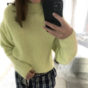 Stickad tröja - En fin limegrön tröja från Gina tricot. Storlek xs. Bara använd en gång, skriv privat för fler bilder 🥰