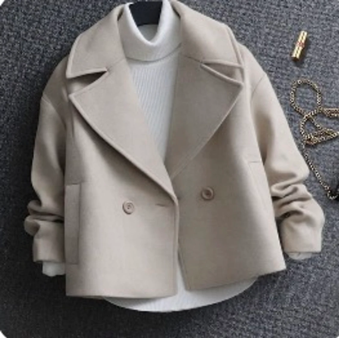 Beige kappa passande till hösten