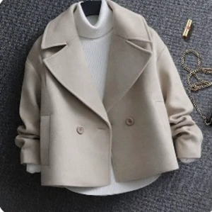 Beige kappa passande till hösten - (ANDRA BILDEN ÄR LÅNAD) Kappan är oanvänd men var för liten för mig(beställde på nätet)