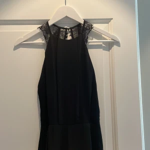 Svart byxdress - Svart byxdress med öppen rygg och extremt fin rygg med spets! Storlek 36.  Frakt ingår ej i priset💖