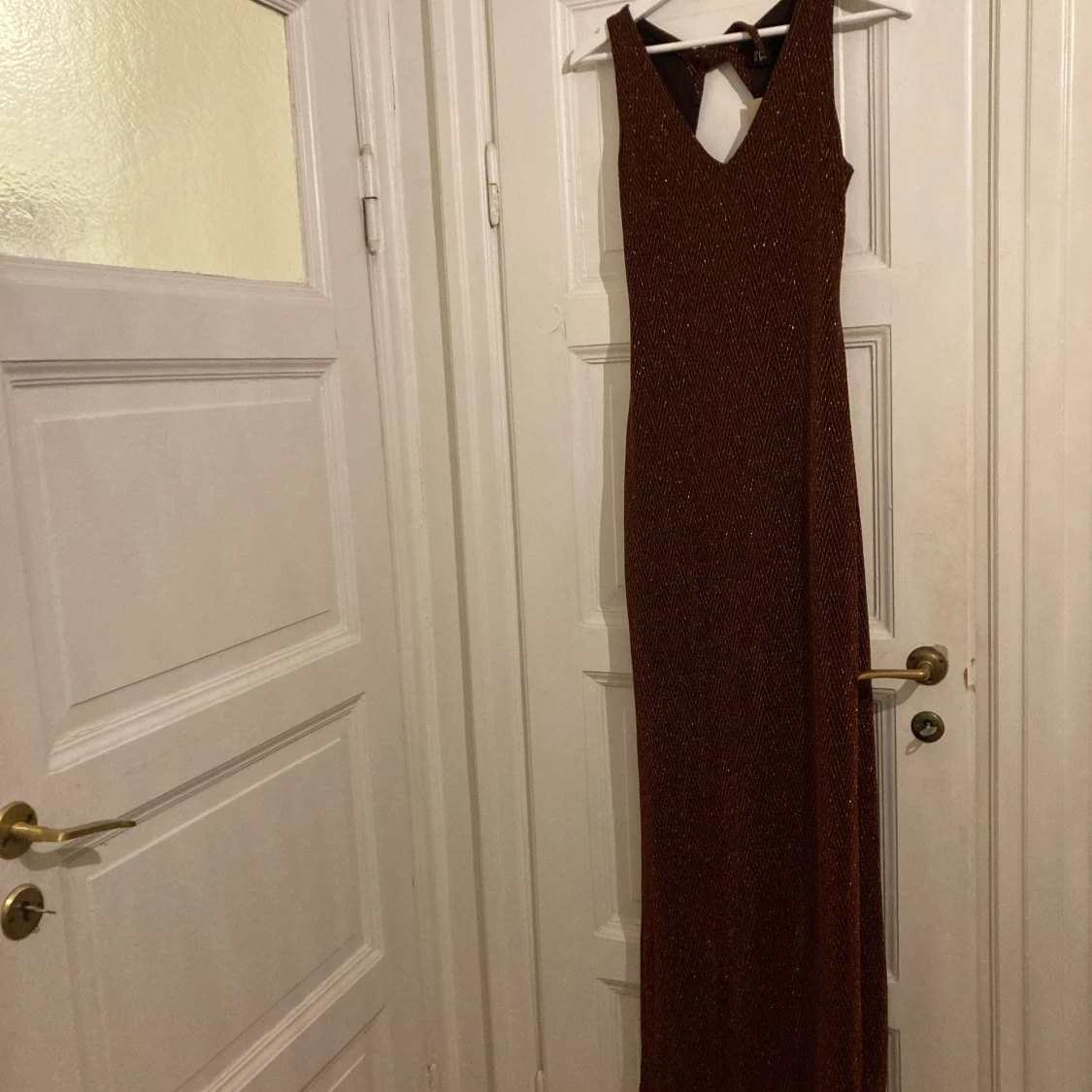 Glittrig kopparfärgad långklänning  - 90