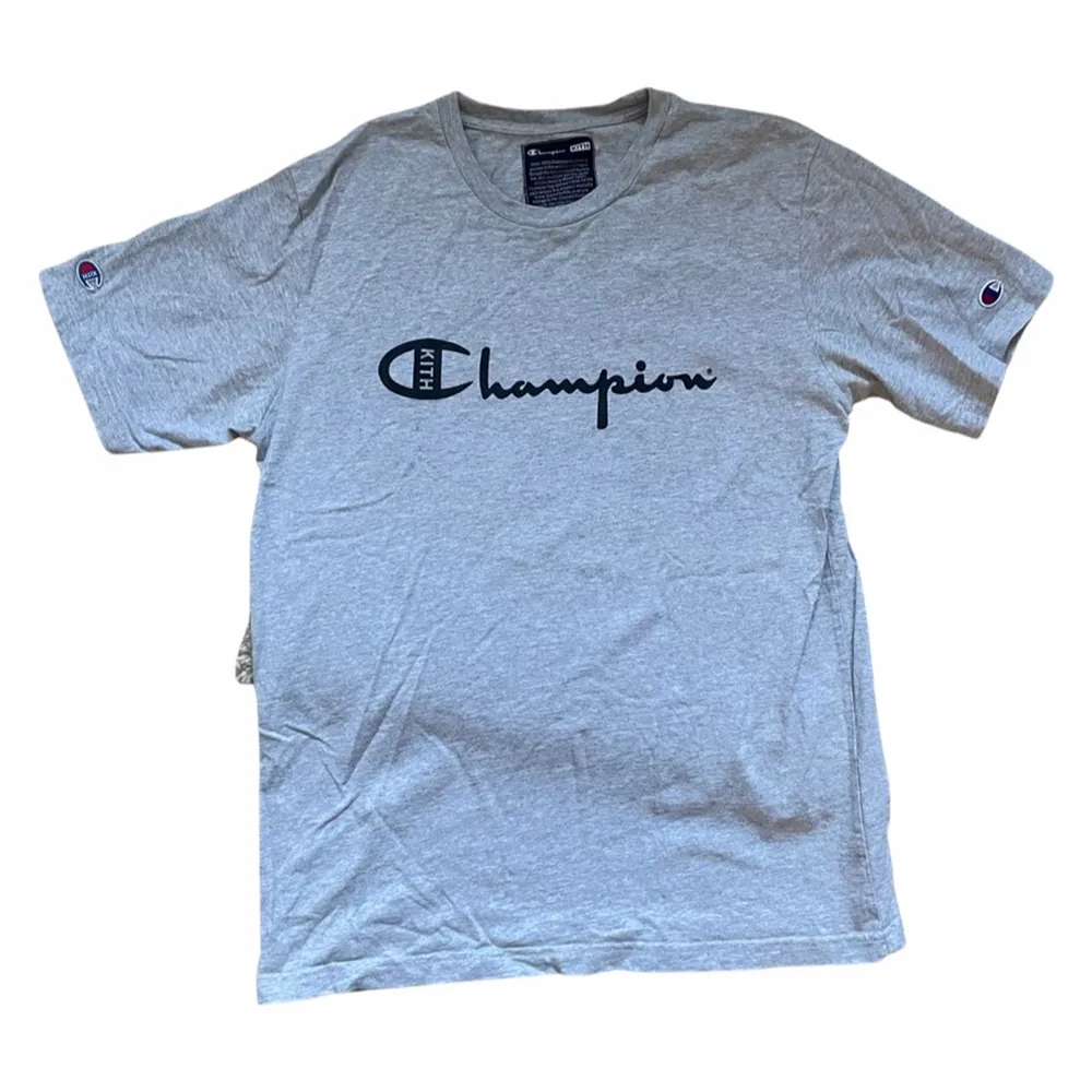 T-shirt från Collab mellan Champion och Kith. Storlek M helt felfritt skick. . T-shirts.