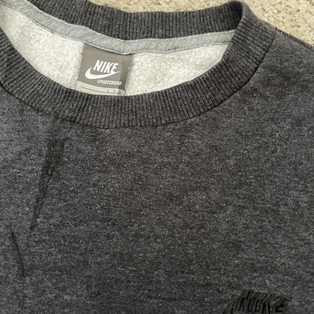 Vintage Nike sweatshirt i storlek Large. Inga defekter.. Hoodies.