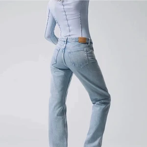 Arrow low - Säljer dessa Weekday jeans arrow low i färgen summer blue då de inte passar mig. Aldrig använda!!💓