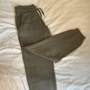 Mjukisbyxor gröna, Zara - Mjukisbyxor i fint skick. Har inte använt så mycket. Fin militärgrön färg. Kontakta gärna om ni har frågor eller annat!