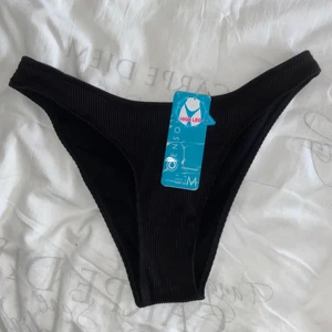High leg bikinitrosor M - High leg bikinitrosor från NewYorker i stl M, helt nya med tags kvar. 50kr+frakt💗