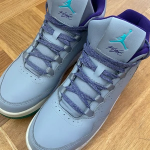 Jordan shoes - Grå/ lila /gröna jordan skor i stl 40.5 och jag har stl 38.5 i vanliga fall och dem passar mig  Har tyvärr ej kvitto kvar elr org. kartong 