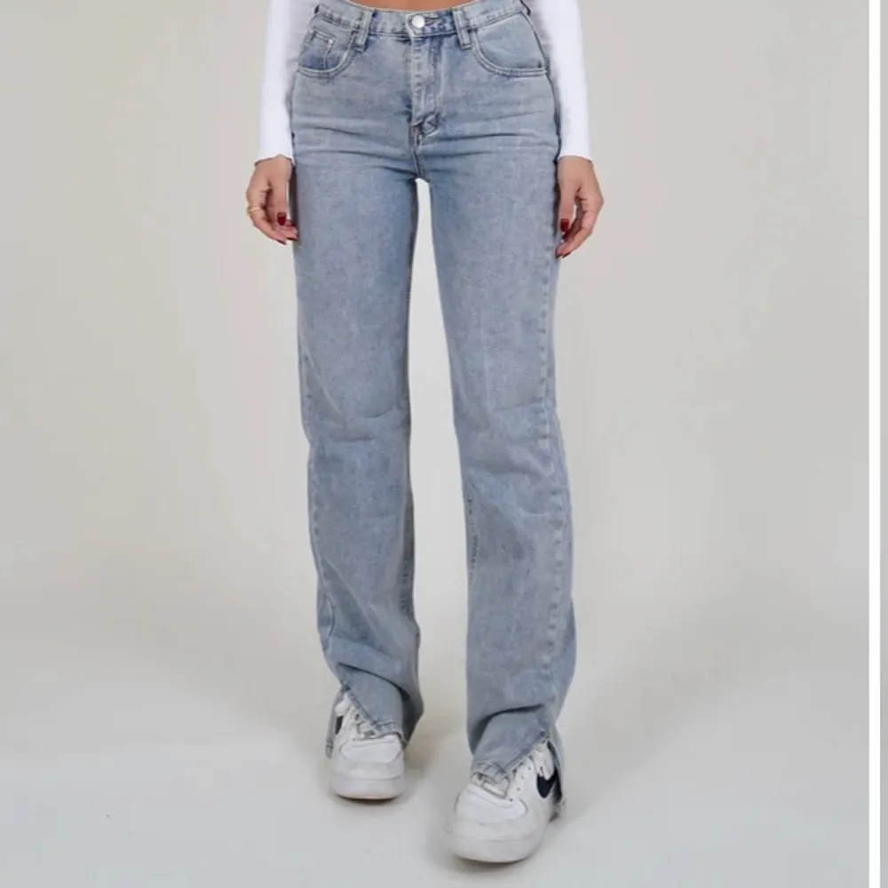Ljusblåa jeans med slits från Venderby’s som inte kommer till använding. Köpta för ca 660 svenska kronor. Skriv privat. (Vet inte vad frakten kostar exakt så ba tog något alternativ) . Jeans & Byxor.