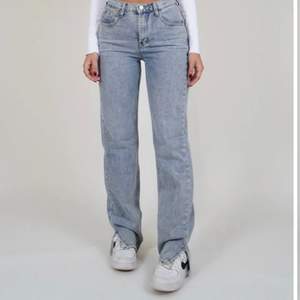 Ljusblåa jeans med slits från Venderby’s som inte kommer till använding. Köpta för ca 660 svenska kronor. Skriv privat. (Vet inte vad frakten kostar exakt så ba tog något alternativ) 