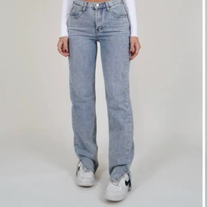 Jeans med slit - Ljusblåa jeans med slits från Venderby’s som inte kommer till använding. Köpta för ca 660 svenska kronor. Skriv privat. (Vet inte vad frakten kostar exakt så ba tog något alternativ) 