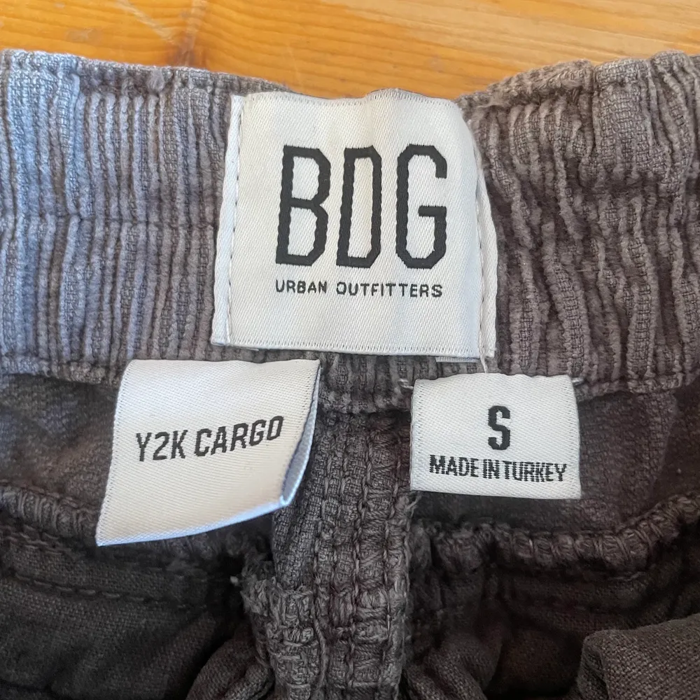 Skitsnygga cargo byxor från Urban Outfitters som inte kommer till användning längre💕  Midja: 36cm Innerben: 78cm. Jeans & Byxor.
