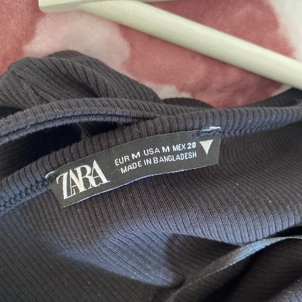 Säljer detta somriga och snygga linne från Zara i storlek M. Fint skick, använd en gång. Köp sker via swisch och köparen står för frakten! . Toppar.