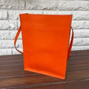 Our Legacy läderväska i en otroligt fin orange färg. Unik väska med andra ord!! 