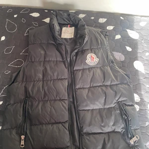 Moncler awake väst LIMITED EDITION - Hej säljer en moncler awake väst som är en limited edition som är bara använt några gånger. Västen är i jätte bra skick inga hål eller nåt liknandet västen är i jätte fin skick.