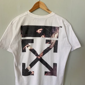 Off-White T shirt  - Säljer en Off-White caravaggio t shirt i bra skick  Storlek L 