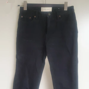 Svarta raka jeans fr Jeanerica - Jeans fr Jeanerica, modell Black2weeks, str 27/32, nyskick, pris 600 kr