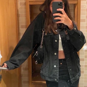Svart jeans jacka - Svart jeans jacka i xs/s som är perfekt nu till hösten! Bilderna är lånade och egna bilder finns🫶🏻