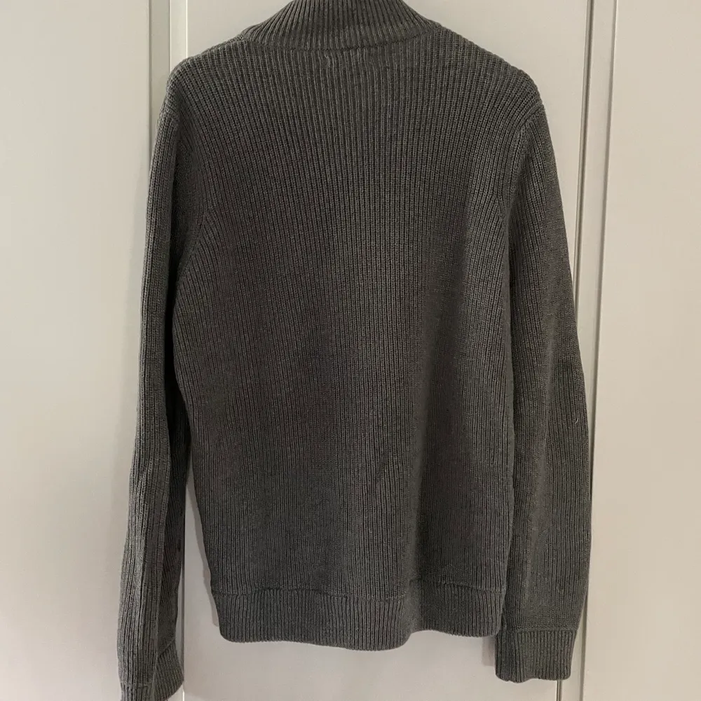 En grå stickad zip hoodie från Zara i storlek M. Varav är i bra skick och har inga tydliga defekter. Skriv vid funderingar! Nypris ~500. Stickat.