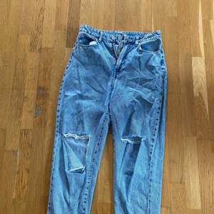 Jeans med slitnar säljes i lite oversize modelll 🥰