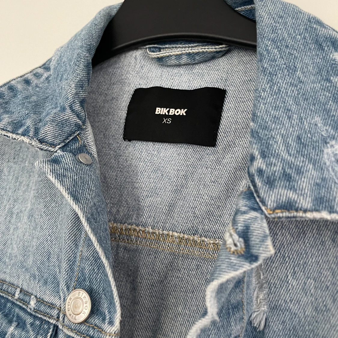 Jeans jacka med slitningar  - 91