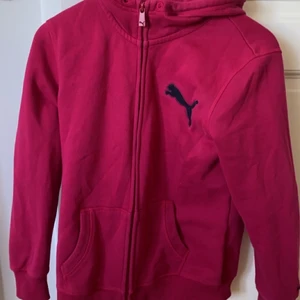 Puma hoodie med dragkedja - Jag är 161 cm lång passar perfekt! Knappt använd, bra skick. Storlek M  ❗️SKICKAT TILL SELLPY❗️