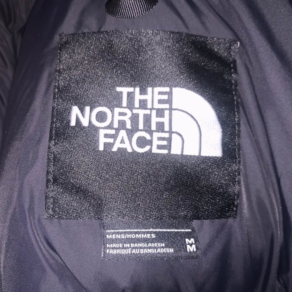 North Face 1996 Retro Nuptse.  Säljer p.ga för liten, köpte den 2020 och är i bra skick, inga synliga defekter. Herrstorlek. Jackor.