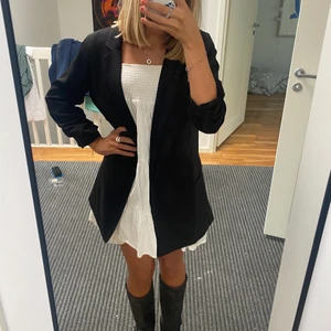 Svart kavaj  - En skitsnygg kavaj ifrån ”Flash Woman” i storlek S. Oversized och lite uppsydd i ärmarna, älskar modellen! Säljer för 200kr