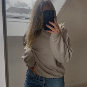 Sweatshirt - Beige oversized sweatshirt i strl S (tror jag…). Den är i mycket bra skick då jag knappt fått användning för den.