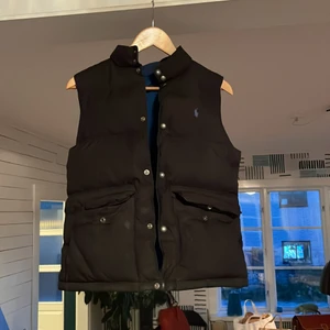 Ralph lauren väst - Kan vändas ut och in för att få en blå väst istället