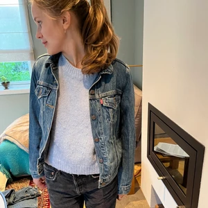 Jens jacka från Levis - En supersnygg jeansjacka från Levis som endast är använd 1 gång. Jackan är i storlek s.