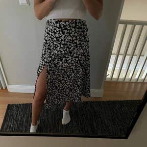 Blommig kjol - Blommig kjol. Helt oanvänd. Köparen står för frakten. Hör av dig för mer information!🤍