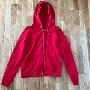 Belstaff Hoodie - Röd hoodie från Belstaff  Använd men i mycket bra skick. Storlek L men passar M. Nypris 2000kr