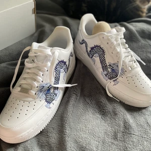 Nike air force custom made - Äkta vita custom made skor, helt oanvända, har inte använt pågrund av för stora💕