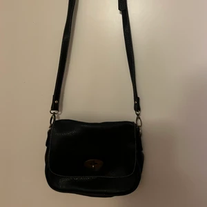 Vintage väska - En supercool och snygg axelremsväska! Tror den är köpt från second hand tidigare. Skriv för mer info🫶🏼🫶🏼