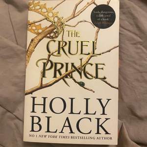 Första boken i the cruel prince serien, säljs för billigare pris då den är annoterad. Enbart läst en gång 