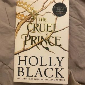 Bok på engelska  - Första boken i the cruel prince serien, säljs för billigare pris då den är annoterad. Enbart läst en gång 