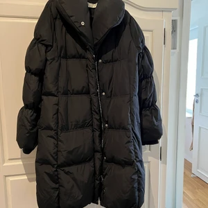InWear kappa  - Kappa i storlek 38 mycket varm och snygg ,användes förra året  3-4 gånger,jackan är i absolut nyskick.