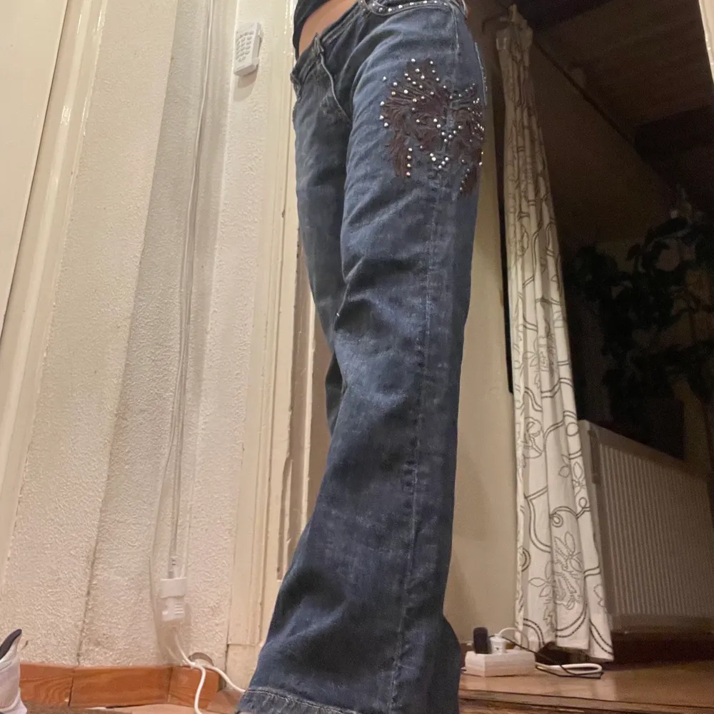 Mid/Lowwaist bootcut jeans som inte kommer till användning längre💕💕 Midja: 42cm Innerben: 74cm Har nästan aldrig använt så de är i perfekt skick🤍🤍. Jeans & Byxor.