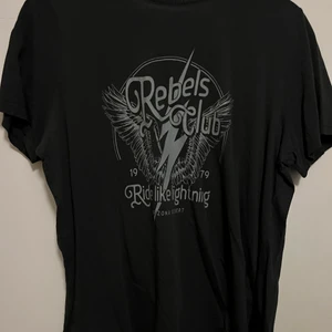 T-shirt  - T-shirt från Gina Tricot, oanvänd! 